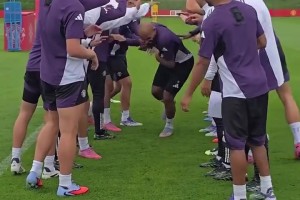 姆伯莫的第一堂訓(xùn)練課??期待他在場(chǎng)上的表現(xiàn)