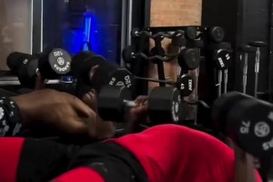 硬！芬尼-史密斯健身房舉鐵訓(xùn)練