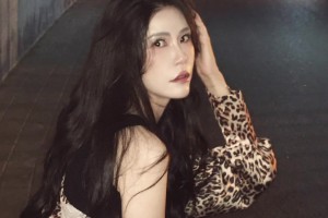 美??！前女籃國手許諾豹紋黑絲在橋洞下曬照： 愛你是孤單的心事