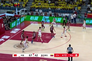 這球投得也太離譜了！高詩巖后仰強投，結(jié)果投到籃板上沿??