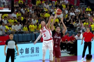 真漲球了！廖三寧防守端送對手大帽，隨后進攻又打進一記高難上籃