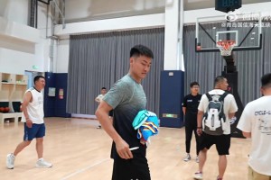 青島隊友把楊瀚森包圍，挨個找他簽名！小楊一邊簽一邊喊哥??