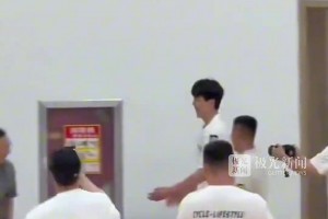 ??王治郅看著這個新聞流了一夜的眼淚。??