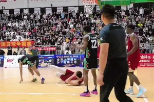 2米3德古拉被22號戳眼睛原地打滾 結果最遭殃的是身后的2號