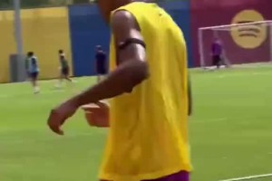 滿滿的靈性！亞馬爾訓練中展示花式傳球??