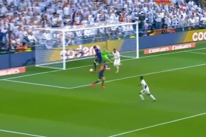 ??皮克自家門前帶球不傳也不解圍！求特獅此刻在想什么？