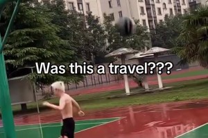 雨天專屬！這球到底算不算走步？