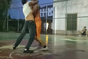 小伙不服要上強度 慘遭勾手老大爺瘋狂轉身勾手教育上課