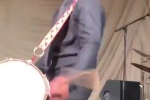 提前預熱退休生活？詹姆斯隨著印度鼓曲Dohl翩翩起舞