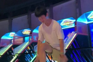 籃球小伙暴扣投籃機(jī) 隨后模仿詹姆斯霸王步慶祝動(dòng)作??????