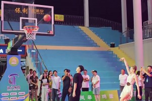 大洋馬人高馬大！俄羅斯高個女郎赤腳在1v1車輪戰(zhàn)男士全勝！