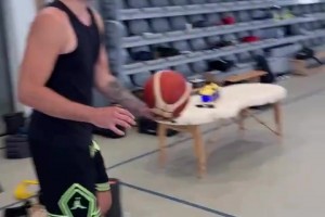 瘦成閃電了??！東契奇半場超遠(yuǎn)隨手一扔就進(jìn)了