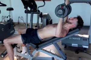 活該你是冠軍??！霍姆格倫休賽期一邊游玩一邊揮汗訓(xùn)練????