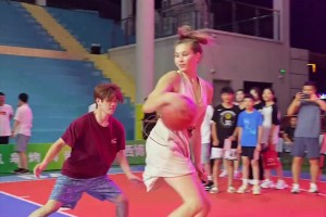 你能否一戰(zhàn)？外國小姐姐穿著裙子光著腳在球場單挑 真的很啊~