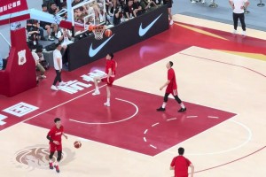 再練練！中國(guó)男籃賽前熱身，嘗試花式扣籃連續(xù)扣飛