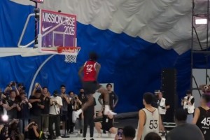 太秀了吧！莫蘭特中國(guó)行秀扣籃 一個(gè)轉(zhuǎn)體180接大風(fēng)車暴扣~