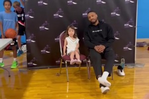 楊瀚森新隊(duì)友利拉德和小球迷合影 這就是75大巨星的親和力嗎？