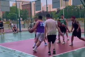 三百斤的控球厚衛(wèi)持球突破，這你怎么防?。??