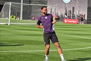 曼聯(lián)隊長B費在訓練場公開隊內(nèi)“欺負”新人，庫尼亞全程黑臉??