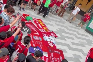 愿天堂也有足球！實拍：中國香港利物浦球迷球場外齊唱若塔之歌！