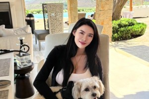 關(guān)系很好??！此前和巴特勒一起逛賭城的華人美女參觀巴特勒的豪宅