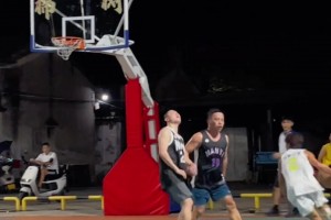 08年詹姆斯曾表示：我以為自己很出名，直到我和科比一起來(lái)到中國(guó)