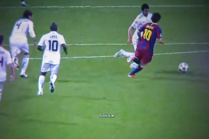 網(wǎng)友：別人看到三個防守球員想傳球，而梅西想的是如何過掉他們！