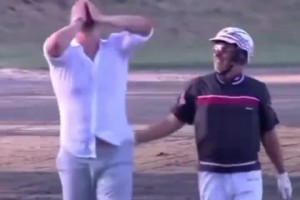 約老師跑過去每一塊肉都在抖啊??賽馬奪冠比自己拿總冠軍還開心