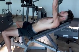 切特光膀子訓(xùn)練 這么看真是太瘦了??！