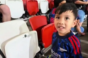 恩怨情仇??與米蘭友誼賽中阿森納小球迷嘲諷現(xiàn)場熱刺球迷！