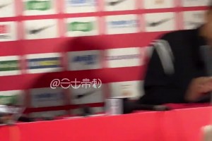 緊張過(guò)頭的小球迷，太可愛(ài)了～