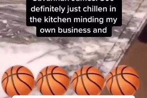 詹姆斯此前穿了一個(gè)全身是籃球的睡衣，被老婆孩子嫌棄！??