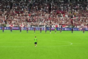 看這背影，還以為梅西來巴薩當(dāng)教練了呢??