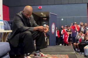 保羅重返快船，在現(xiàn)場球迷一陣“CP3”的歡呼聲中，激動落淚！