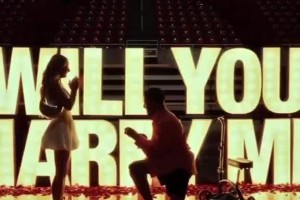 恭喜恭喜！哈利伯頓拖著一條傷退向女友求婚成功了~