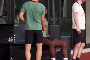 遠(yuǎn)藤航回老家后用日語(yǔ)和科納特打招呼，科納特你小子是二次元吧