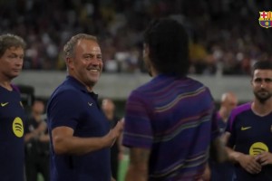 弗里克調(diào)戲拉菲尼亞：你看我比的大拇指姿勢標(biāo)準(zhǔn)嗎??