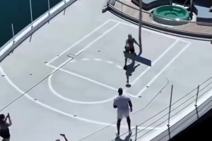 有錢人的快樂？魔術(shù)師在私人游艇上投籃！六十多歲中投依舊犀利啊