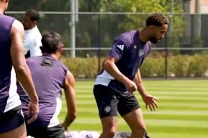 曼聯(lián)隊(duì)內(nèi)搶圈訓(xùn)練，庫尼亞認(rèn)為自己沒輸，與隊(duì)長發(fā)生“肢體接觸”