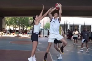 從來都不對抗的小控衛(wèi)，居然主動(dòng)尋找對抗