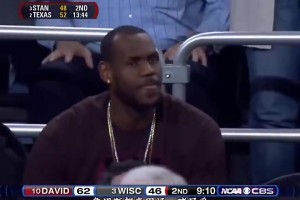 庫里大學(xué)時(shí)期瘋?cè)匿浵?！?dāng)時(shí)詹姆斯還去了現(xiàn)場觀戰(zhàn)！