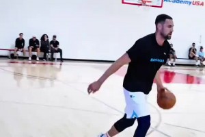 對抗挺激烈??！伊森和克萊以及丁威迪等人一起打野球~