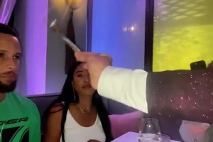 ??這魔術什么門道？讓庫里十分驚訝！阿耶莎都看呆了~