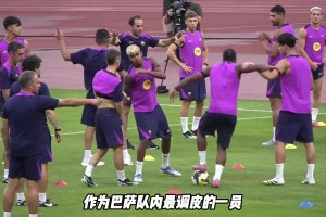 看來在巴薩隊內(nèi)，只有老大哥萊萬能治得了調(diào)皮的亞馬爾