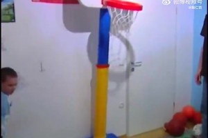 東契奇小時(shí)候在家中打球錄像！那時(shí)候的詹姆斯已經(jīng)在打NBA了~