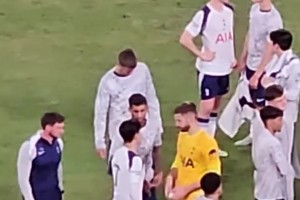 謙讓！孫興慜賽后不想戴隊長袖標，羅梅羅強行為其戴上