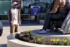 一切盡在不言中！歐文此前面對科比和GiGi的雕像陷入沉思……