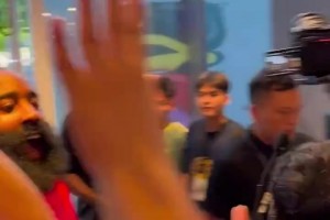 開啟中國行！哈登抵達(dá)廣州 這人氣沒的說