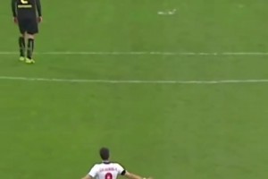 要離開了？孫興慜不愿戴上隊長袖標(biāo)，幾番推脫最終羅梅羅為其戴上