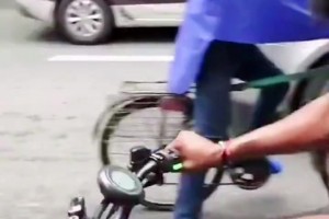 太有活了！21年哈登中國行，騎著電動(dòng)車到處亂竄